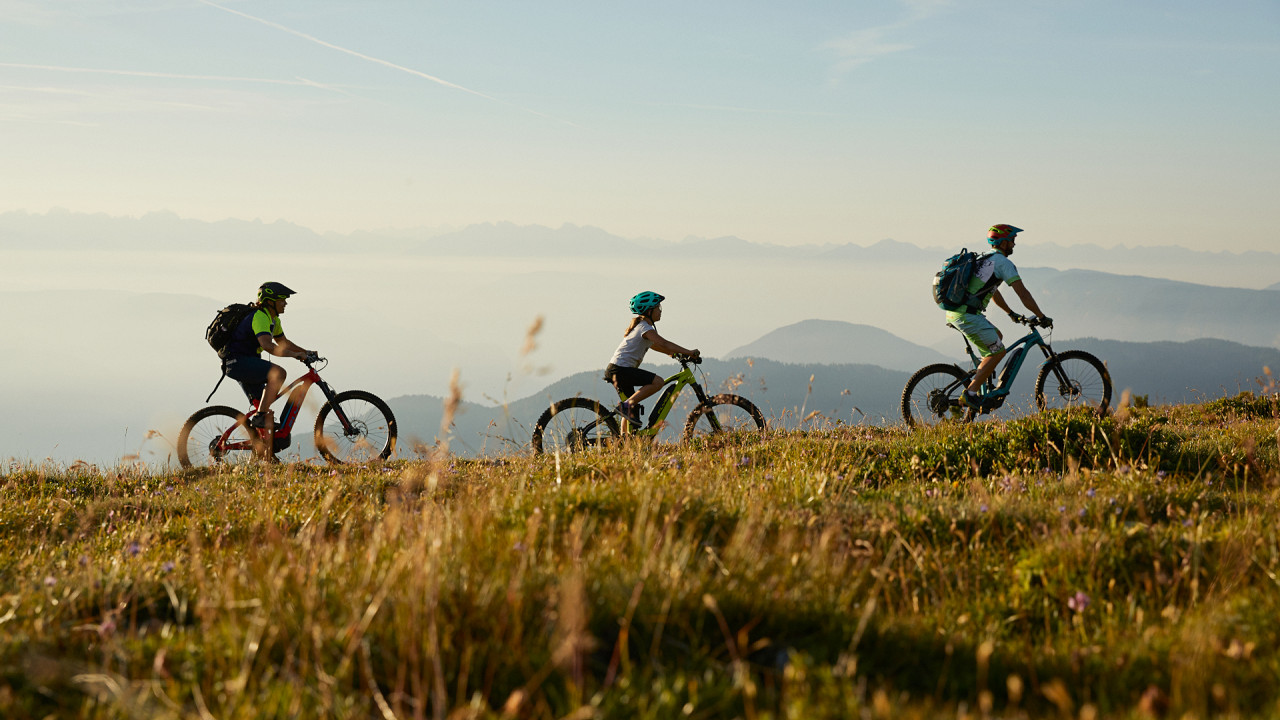 famiglia in bici in montagna