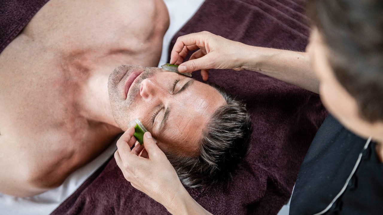 uomo trattamenti massaggi - Mirabell Dolomites Hotel Valdaora