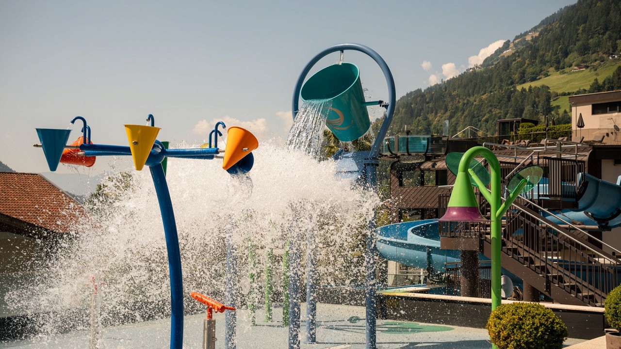 giochi acqua piscina esterna Quellenhof Luxury Resort Passeier