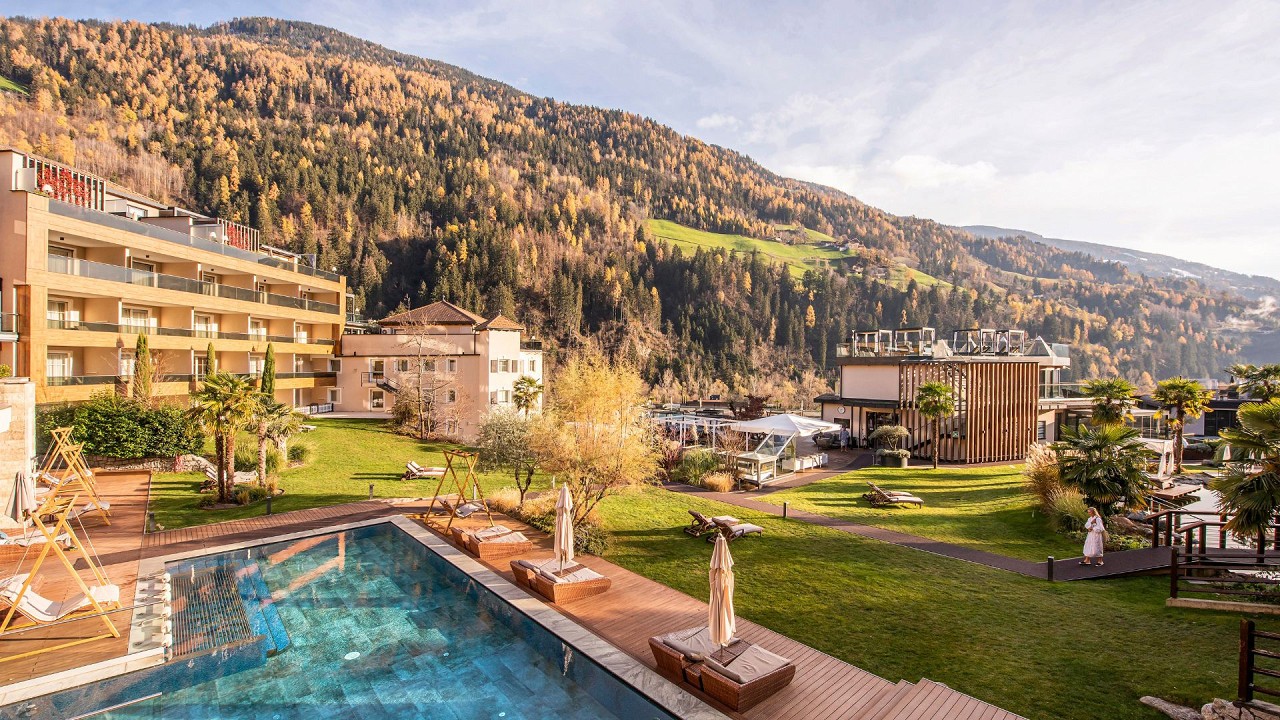 piscina esterna autunno Quellenhof Luxury Resort Passeier
