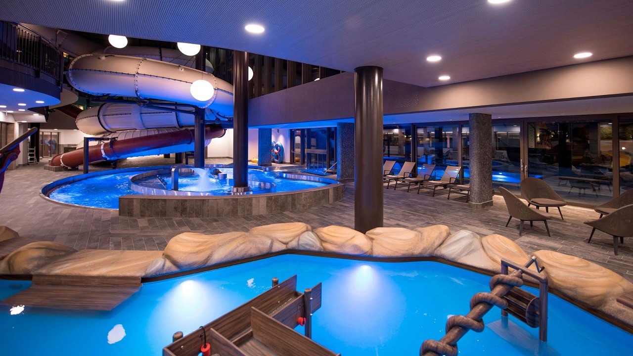 piscina interna con scivoli Quellenhof Luxury Resort Passeier