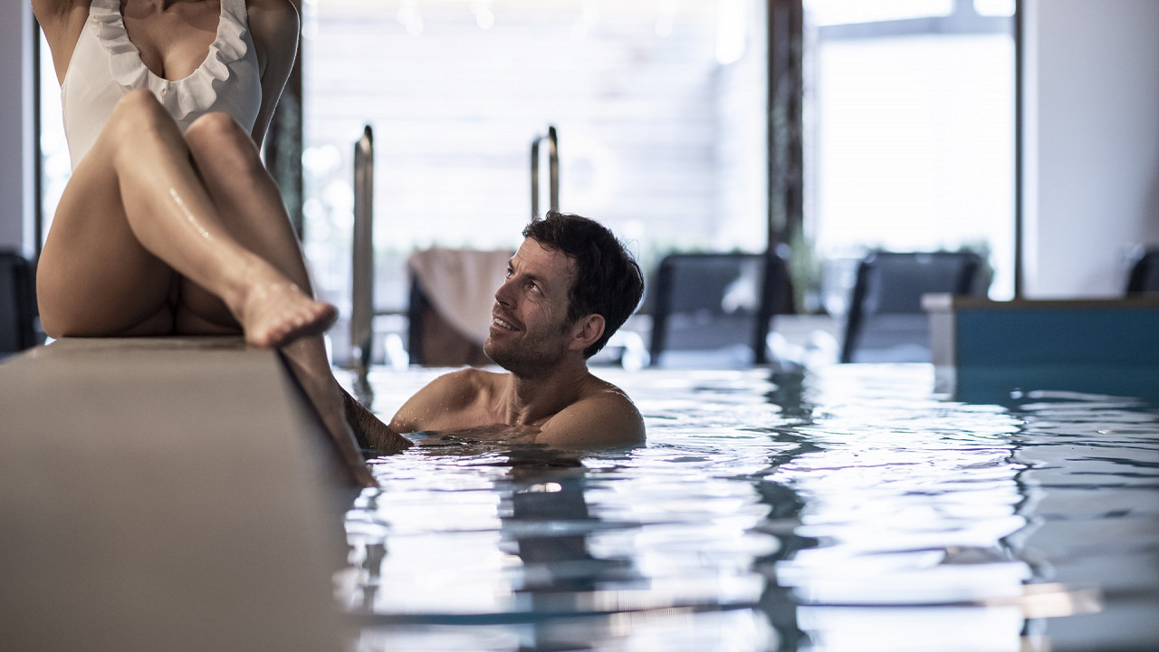 Coppia in piscina al Post Hotel in San Candido