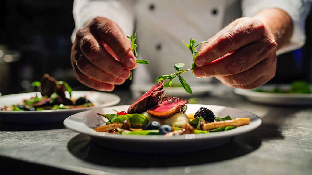 Chef con piatto gourmet