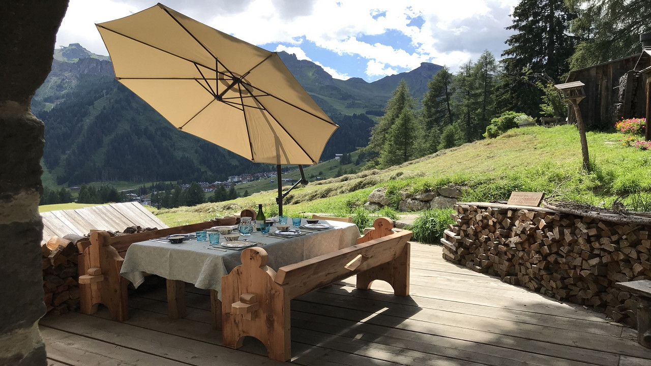 Dining table set on the outdoor terrace Cesa del Louf Arabba