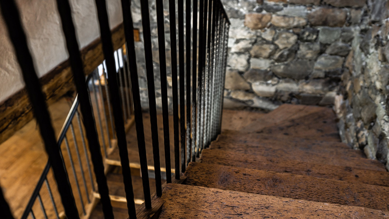 Wood and stone stairs Cesa del Louf Arabba