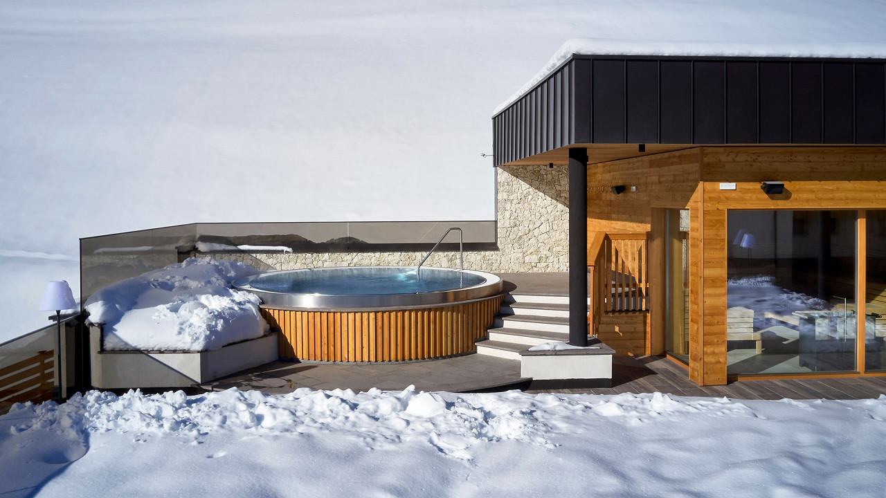 Idromassaggio esterno e sauna inverno Hotel Sassongher Corvara