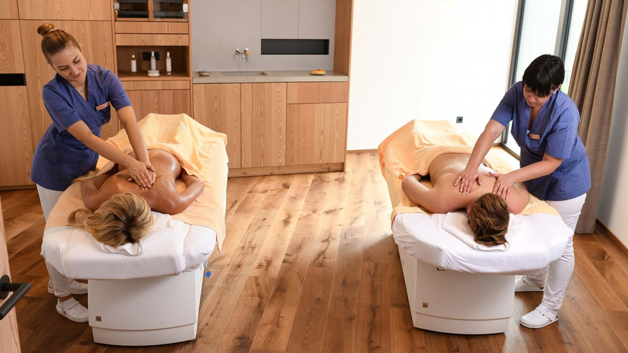 Coppia nella sala massaggi Lindenhof Hotel Naturno wellness