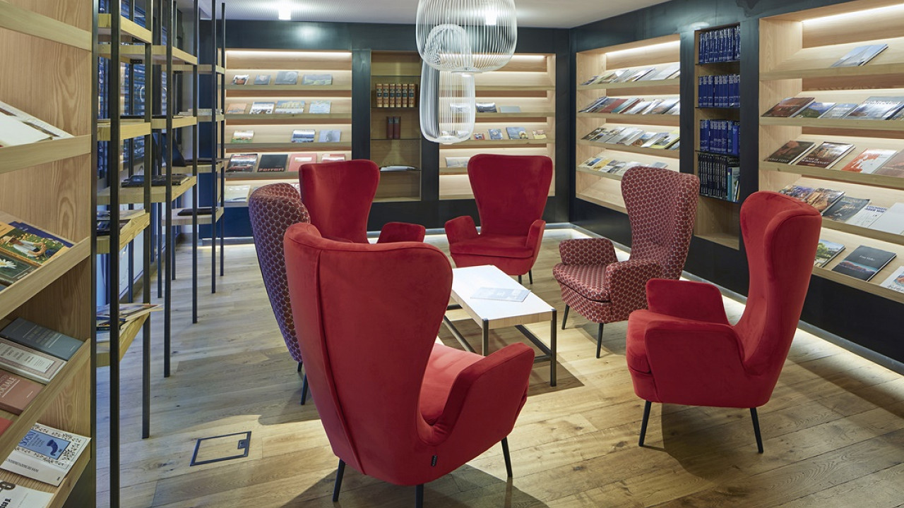 Poltrone rosse Lindenhof Hotel Naturno design