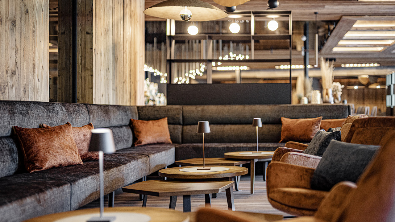 Tavolini sedie e divani lounge Alpine Luxury Spa Resort Schwarzenstein