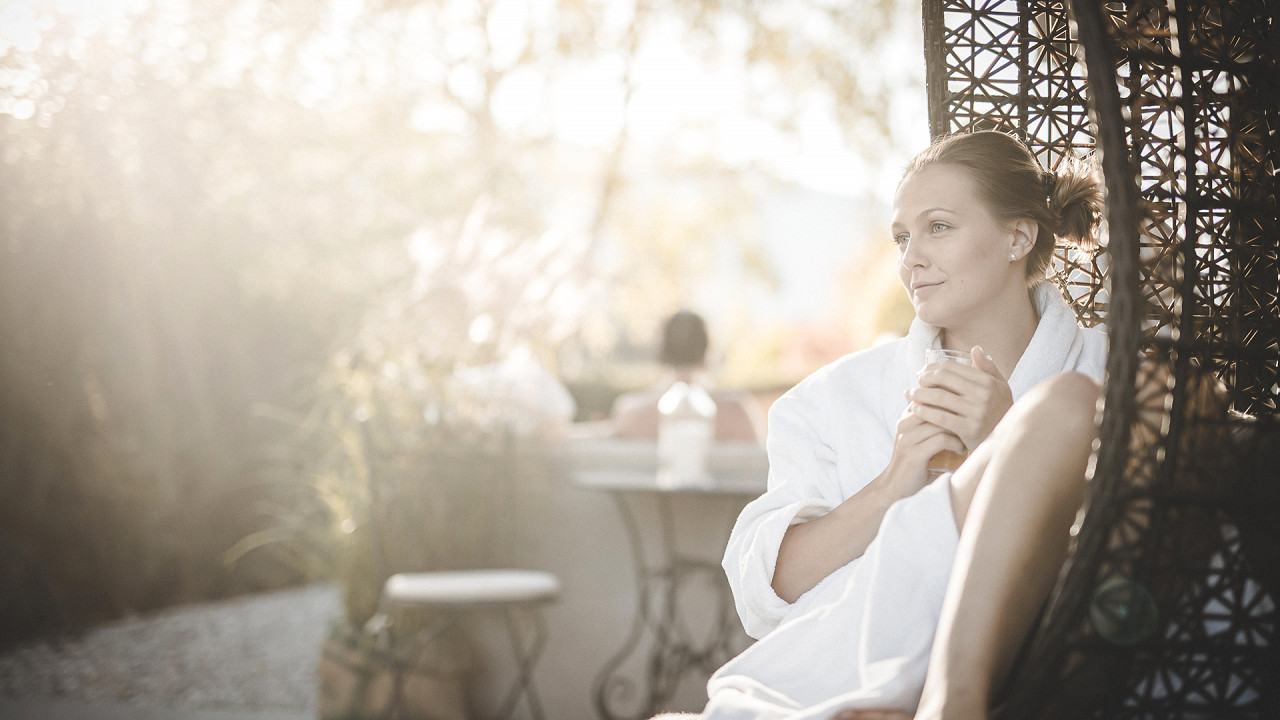 Frau entspannt im Garten Majestic Hotel Bruneck Wellness