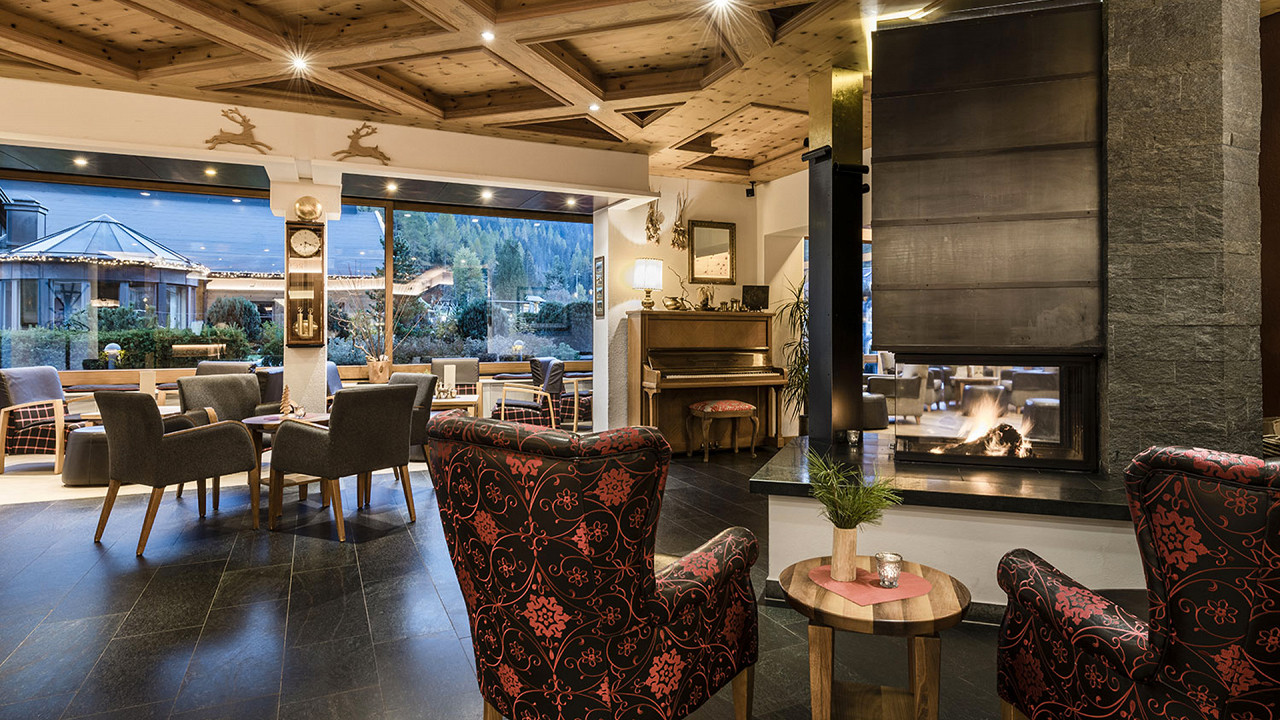 Гостиная с камином Банный мох Сесто