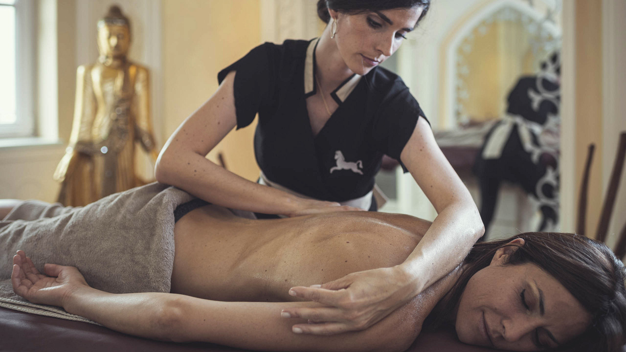 Massaggio schiena donna Cavallino Bianco Family Spa