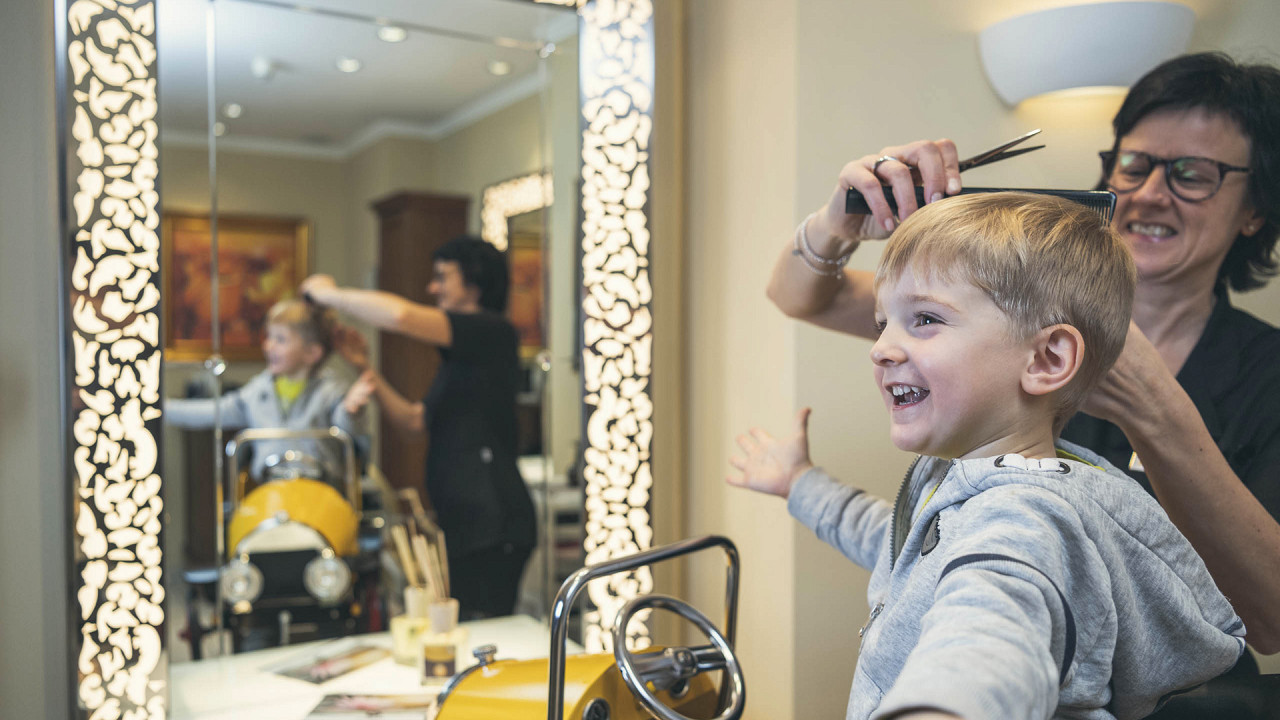 Bambino dal parrucchiere Cavallino Bianco Family Spa