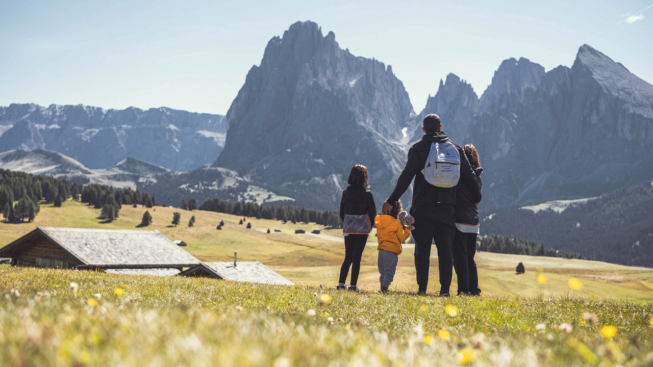 Famiglia escursioni Alpe di Siusi Cavallino Bianco Family Spa