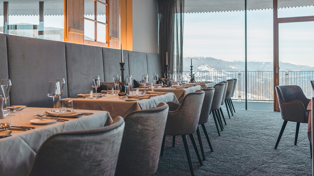 Gourmet restaurant / Wine cellars with refined wines - cover
