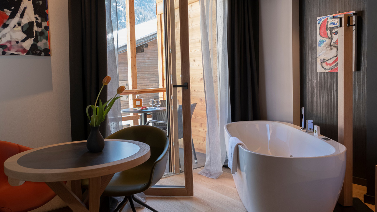 Baignoire avec table dans la salle de séjour Locanda degli Artisti Canazei