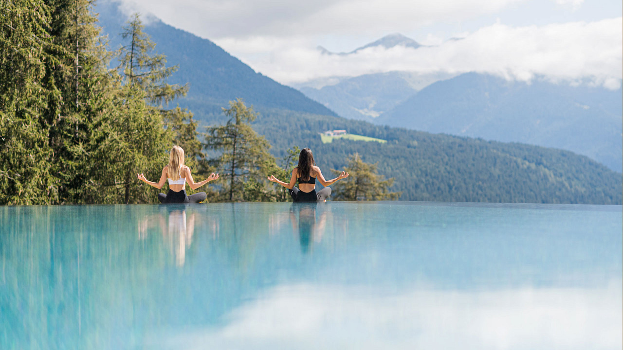 Yoga bordo piscina Alpen Tesitin