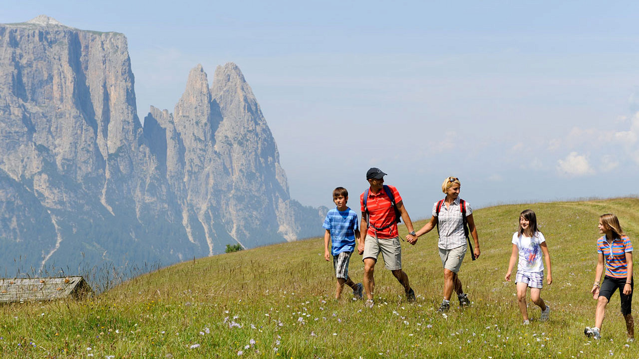 Familie auf den Wiesen Tirler Hotel Alpe di Siusi Familie