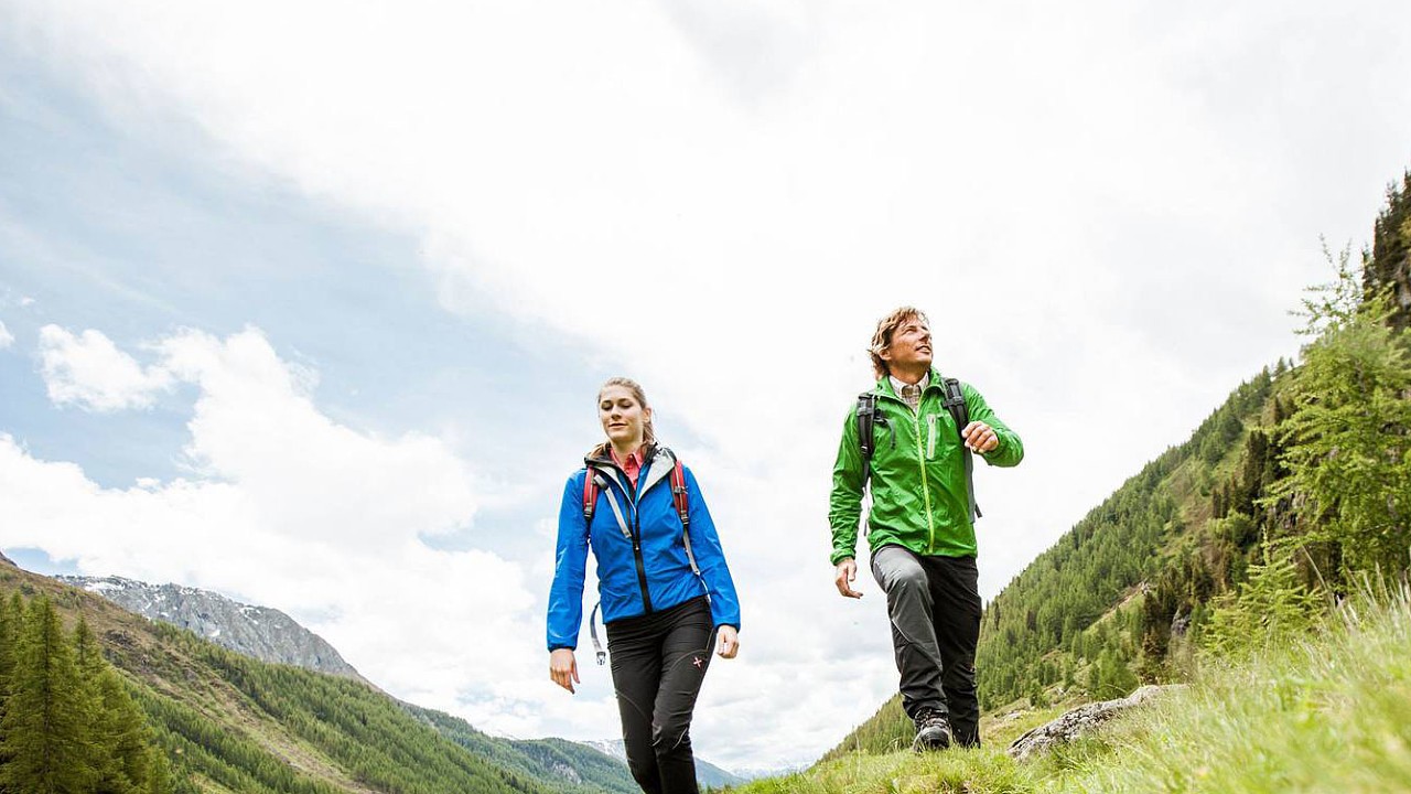 Hiking in the mountain Schwarzenstein Resort Lutago activity