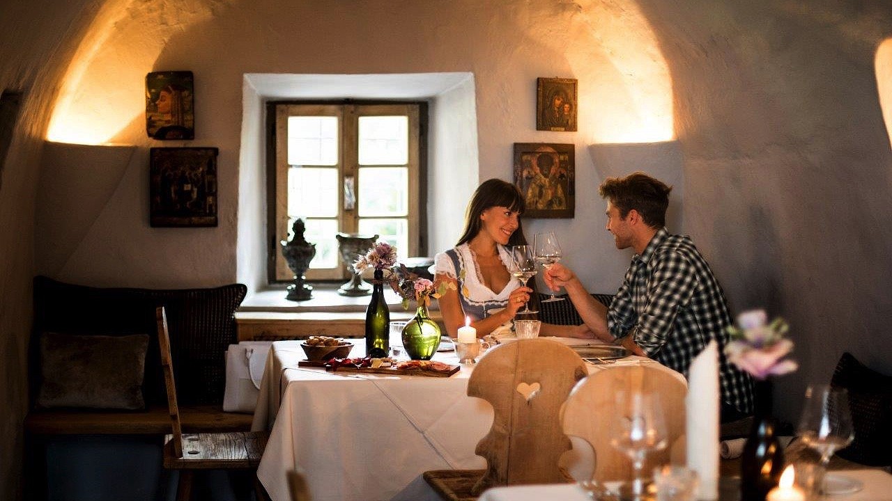 Paar beim Abendessen Hotel Turm Völs am Schlern romantisch