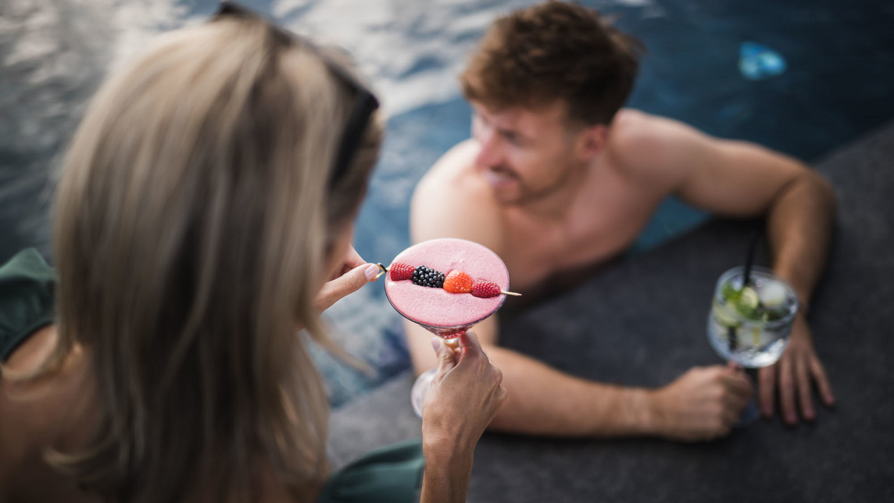 Coppia piscina che beve cocktail TERENTNERHOF active lifestyle hotel